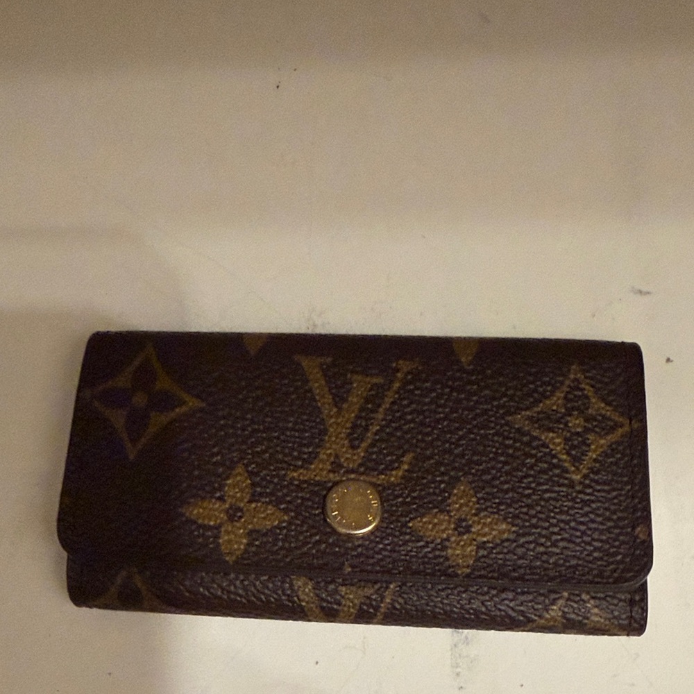 Louis Vuitton Monogram 4 key clay